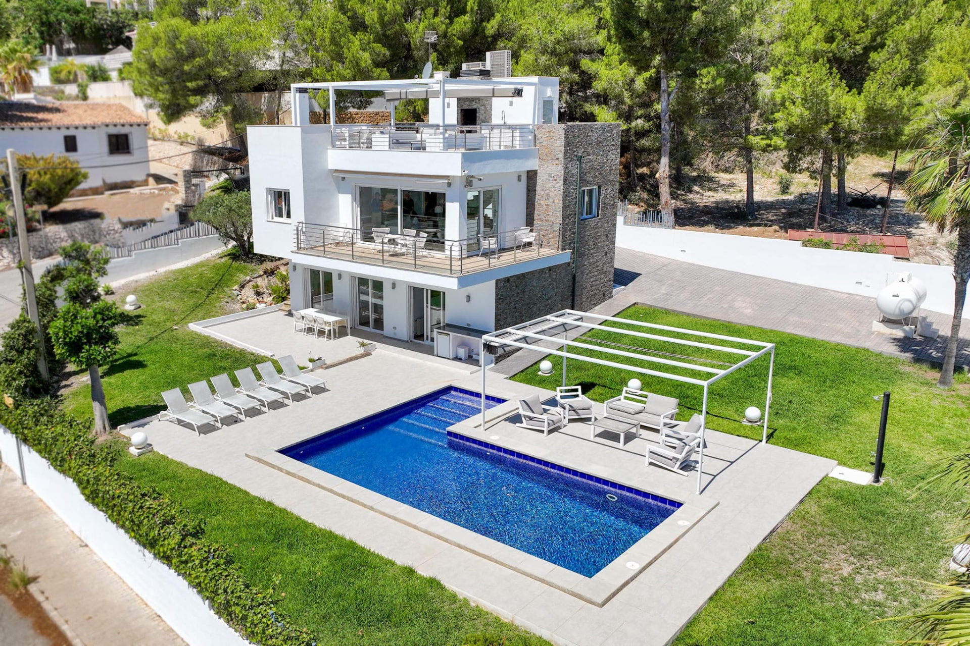 Luftaufnahme der Villa mit Pool und Garten