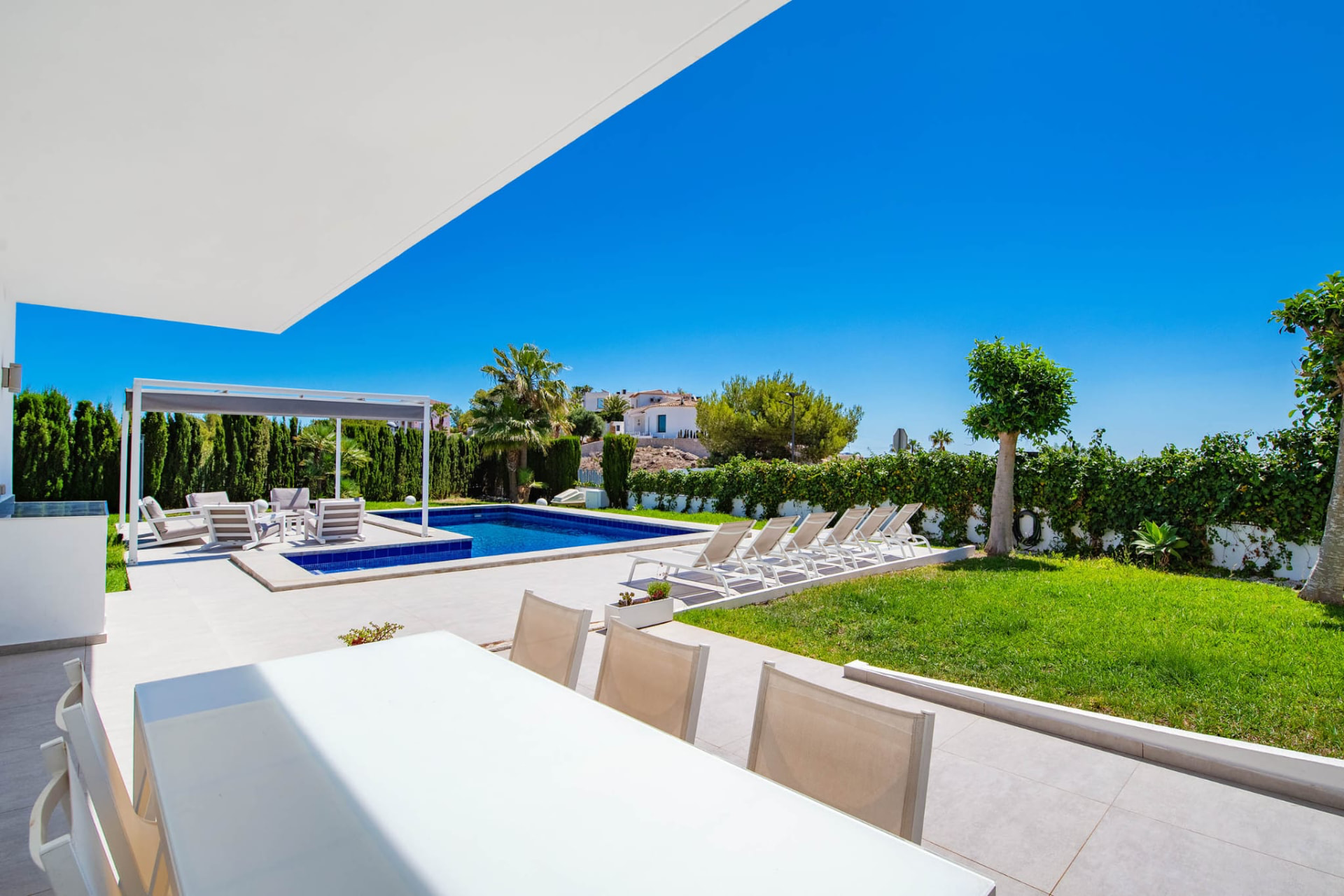 Gedeckter Esstisch auf der Terrasse mit Blick zum Pool