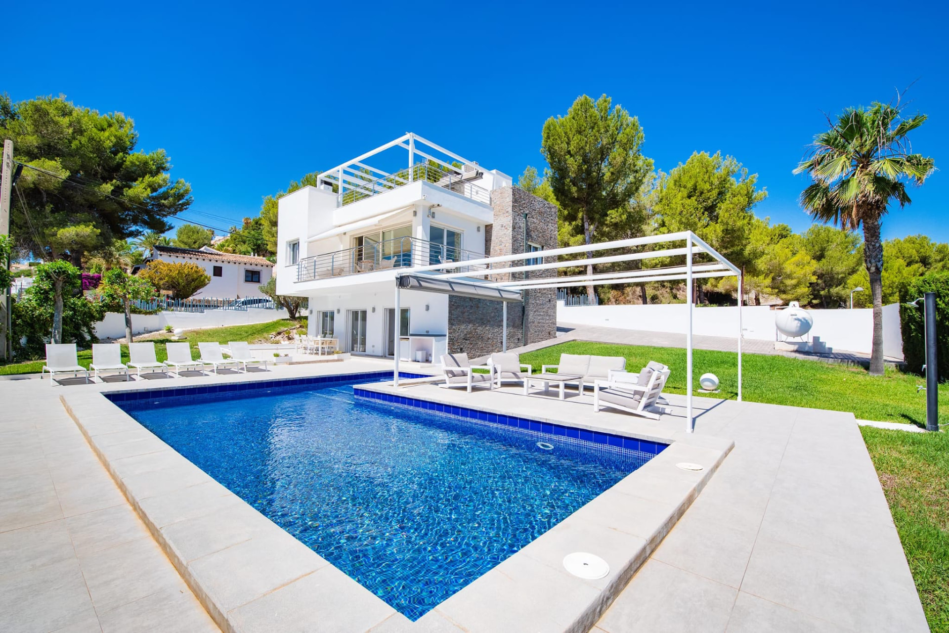 Luftaufnahme der Villa mit Pool und Garten