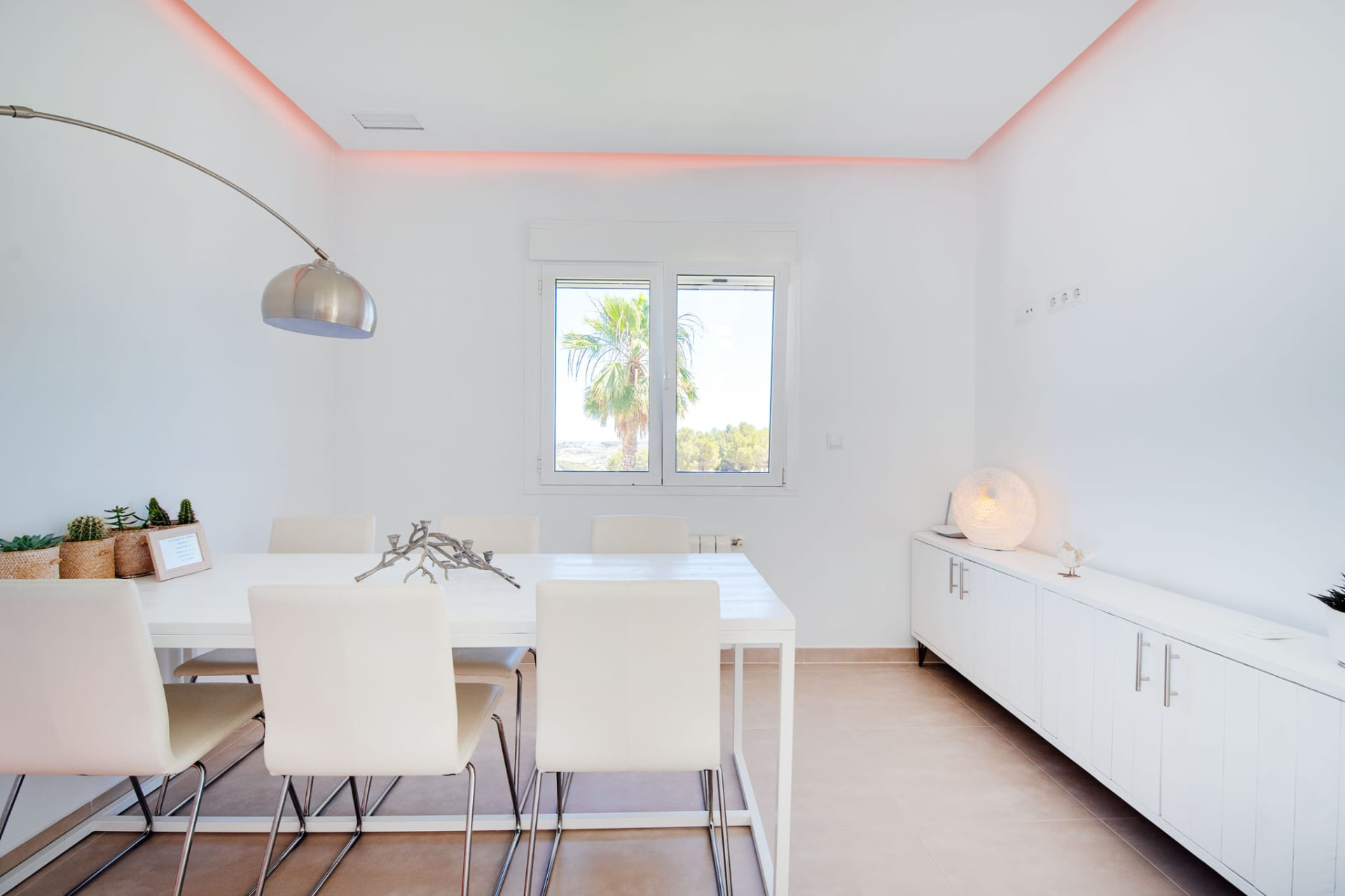 Esszimmer mit großem Tisch