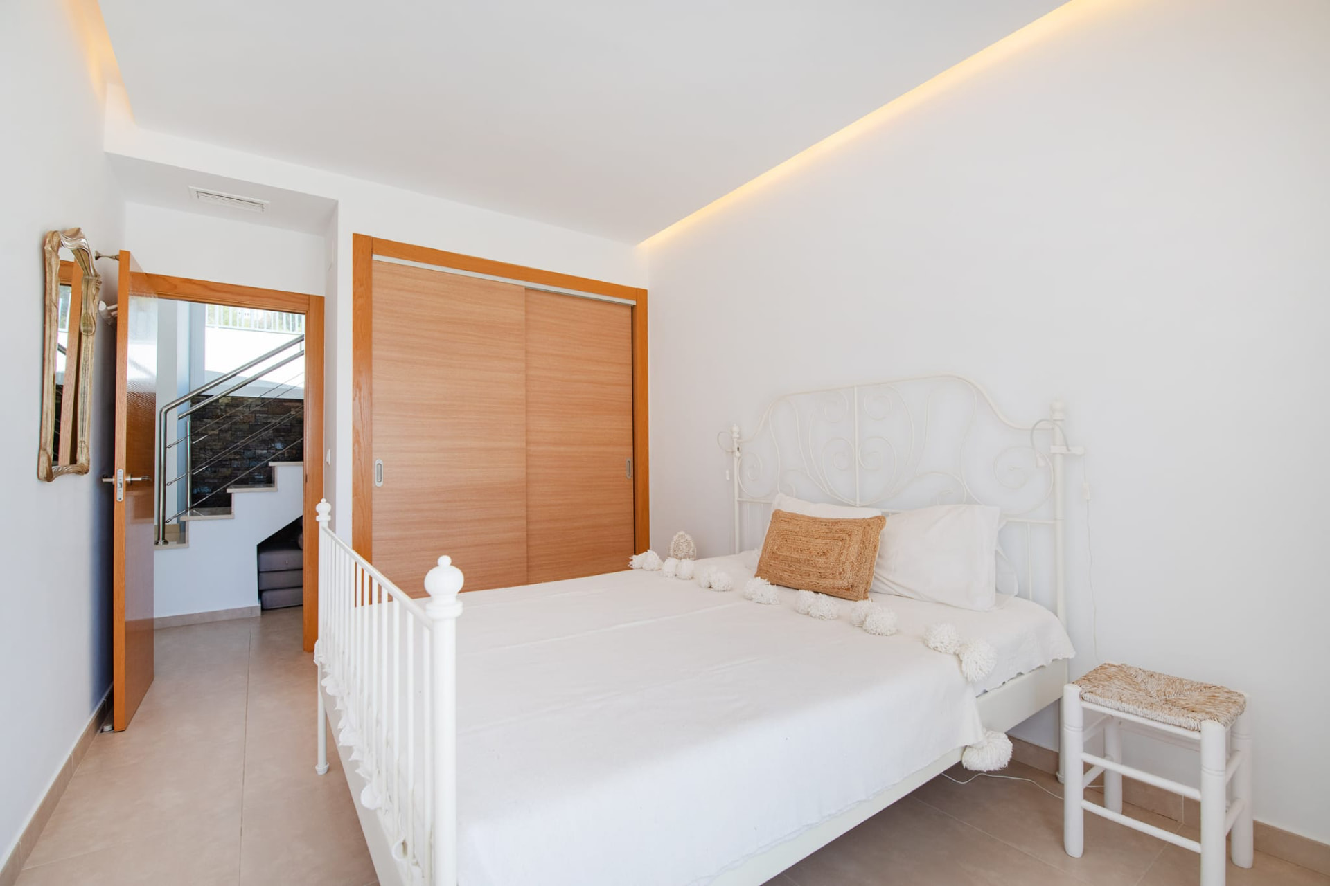 Helles Schlafzimmer mit Einbauschrank
