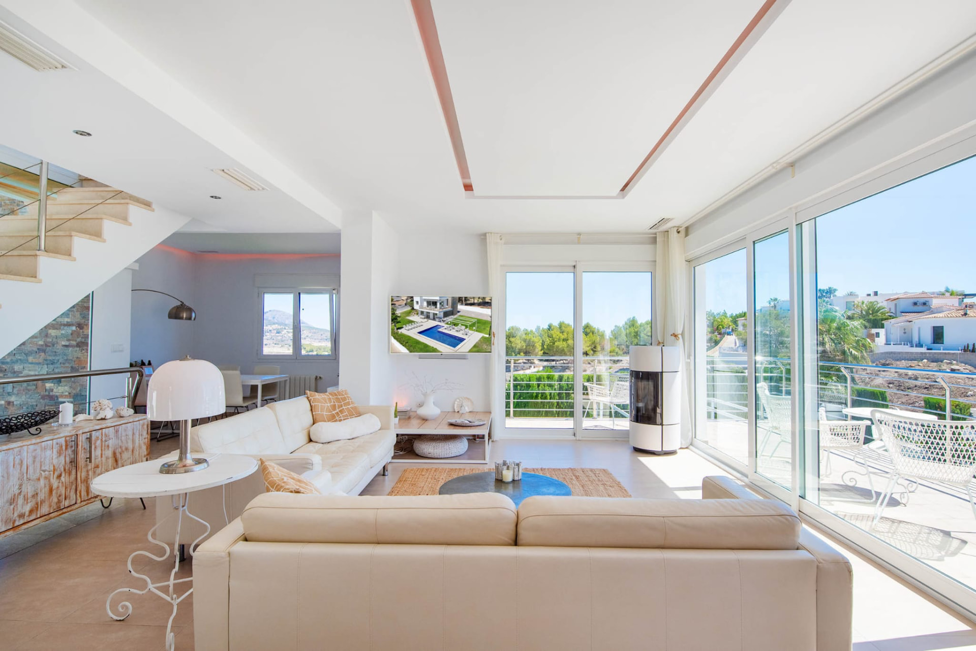 Helles Wohnzimmer mit Zugang zur Terrasse